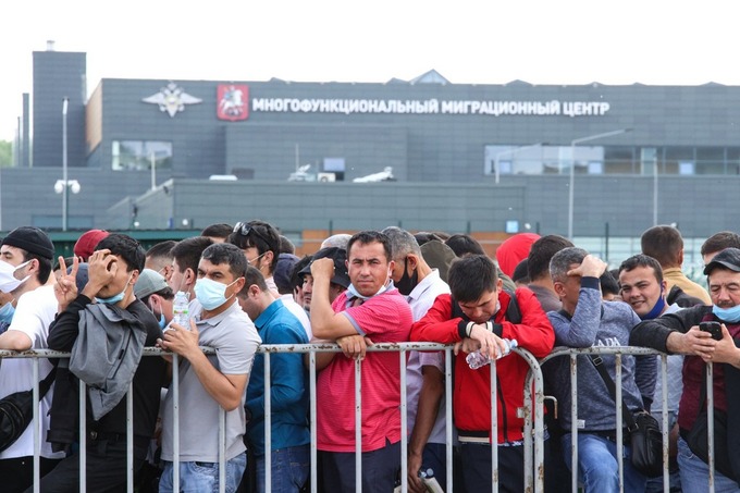 Rossiya noqonuniy migrantlarga bank xizmatlari, mulk va nikohdan mahrum qilishni o’z ichiga olgan keng qamrovli cheklovlarni taklif qilmoqda