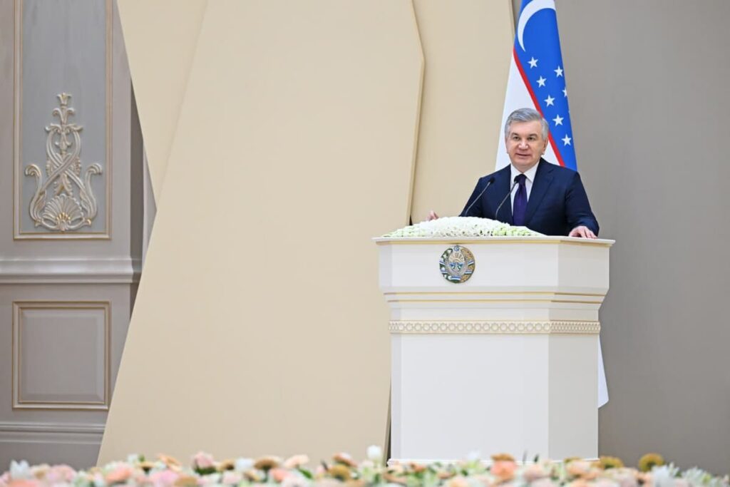 Mirziyoyev barcha vazirliklar va hokimliklarda haftalik ‘Yoshlar kuni’ni joriy etishni buyurdi va hokimlarga startap grantlari topshirig’ini berdi
