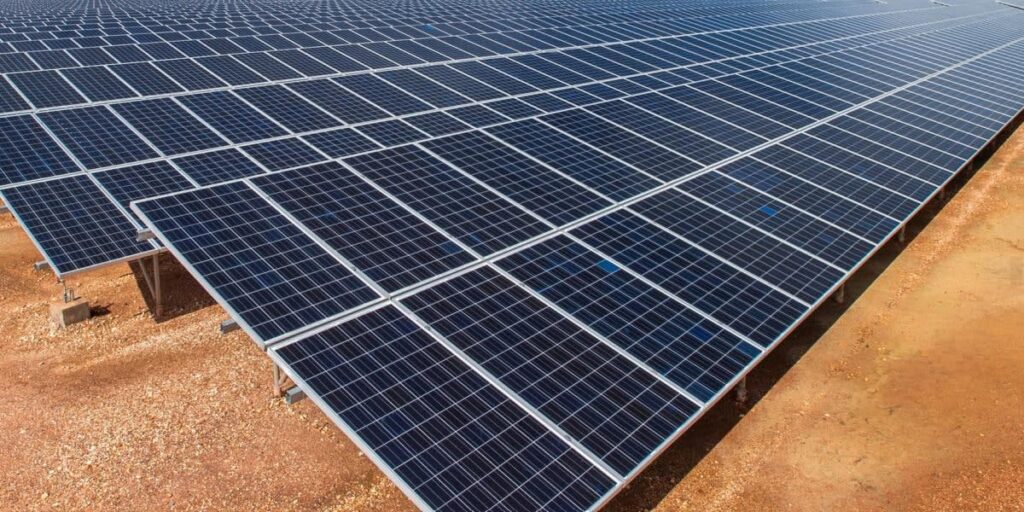 Quyosh va shamol energiyasi ishlab chiqarishi ikki barobardan ziyod oshdi: qayta tiklanadigan energiya manbalari Oʻzbekiston elektr energiyasi balansining beshdан birini egalladi