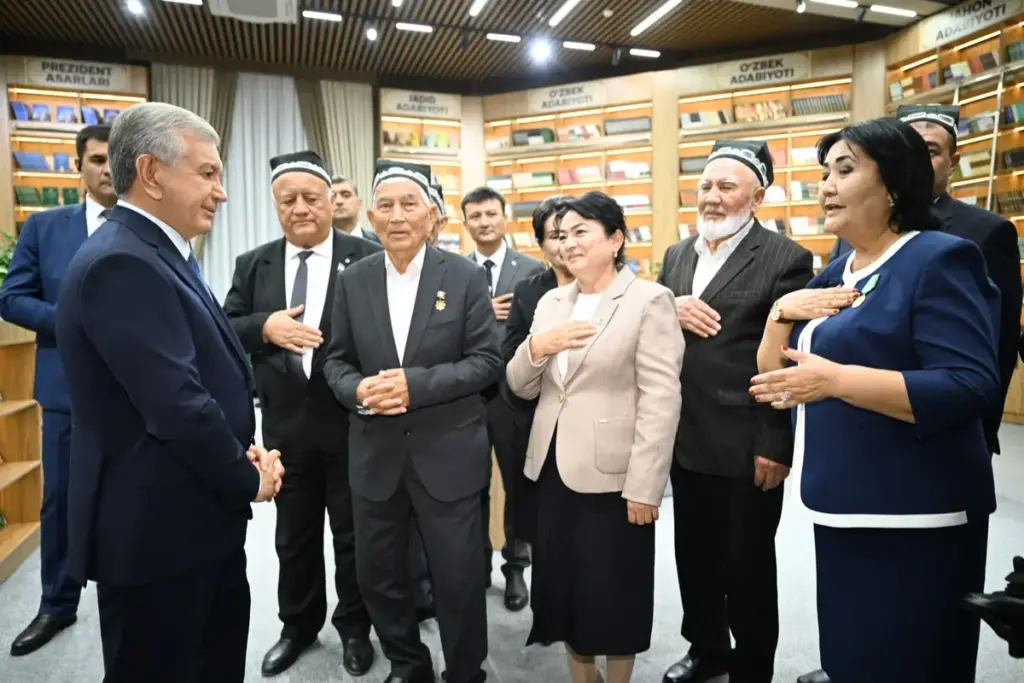Mirziyoyev Qamashidagi Chim mahallasiga tashrif buyurdi, 55 milliard so’mlik ishlar shakllanayotgan paytda aholi bilan suhbatlashdi