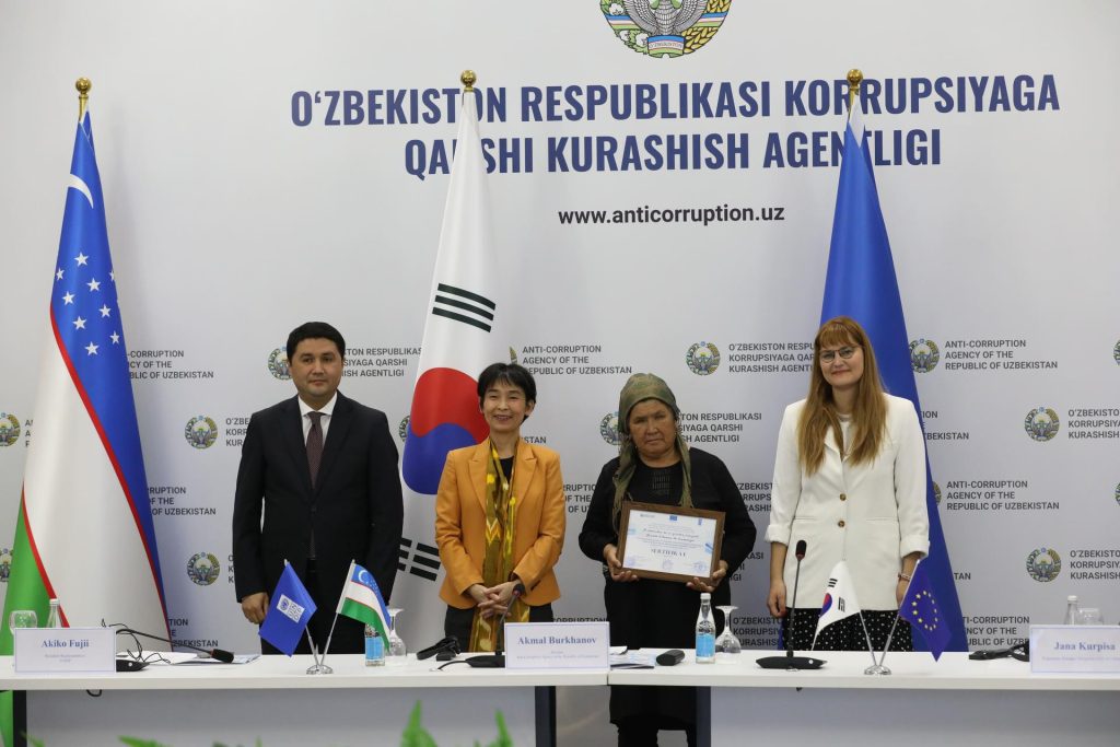 Kholtoji Jumayeva at the Low Value Grants award ceremony.