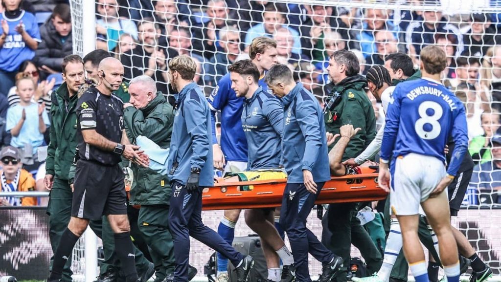 Martínez stretchered off with serious head injury as Chelsea win at Everton